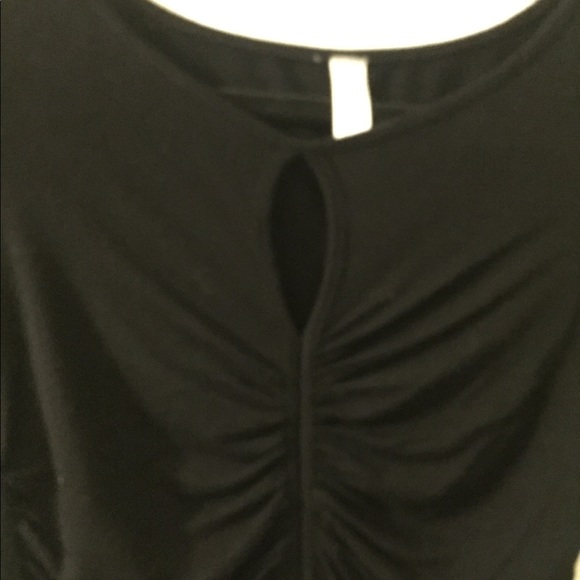 Black top with sleeves and keyhole in front - Picture 3 of 5